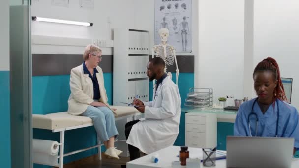 Médecin Afro Américain Faisant Consultation Avec Une Vieille Femme Cabinet — Video