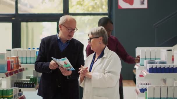 Ältere Erwachsene Lesen Pharmazeutische Broschüren Kardiologische Medikamente Finden Und Fragen — Stockvideo