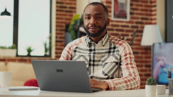 아프리카 미국인 집에서 떨어진 곳에서 일하고 노트북을 사용하고 네트워크에 비즈니스 — 비디오