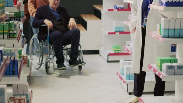 Социальный Работник Пожилой Человек Нарушениями Здоровья Ищут Лечение Аптеке Разговаривают — стоковое видео