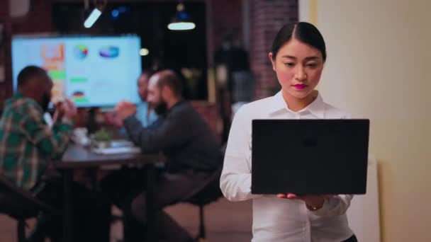 Mulher Negócios Asiática Trabalhando Laptop Sorrindo Retrato Vista Frontal Zoom — Vídeo de Stock