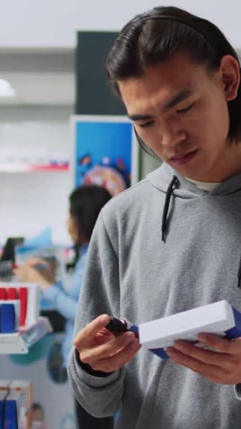 Vertikální Video Mladý Zákazník Kontroluje Láhve Krabice Léků Lékárně Dívá — Stock video