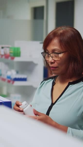 Vídeo Vertical Cliente Mulher Analisando Medicamentos Pílulas Farmácia Busca Medicamentos — Vídeo de Stock