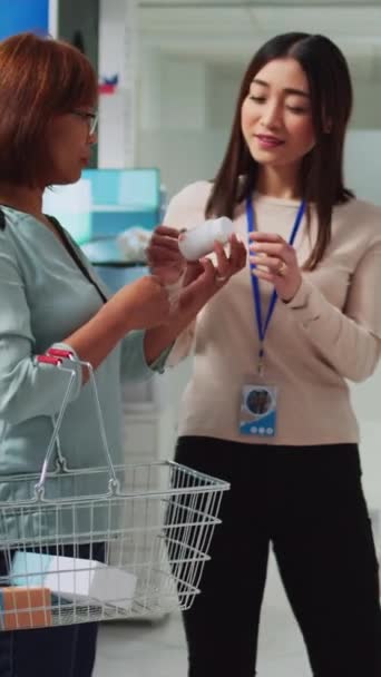 Dikey Video Eczane Asistanı Kadın Müşteriye Vitaminleri Açıklıyor Eczanede Konuşuyor — Stok video
