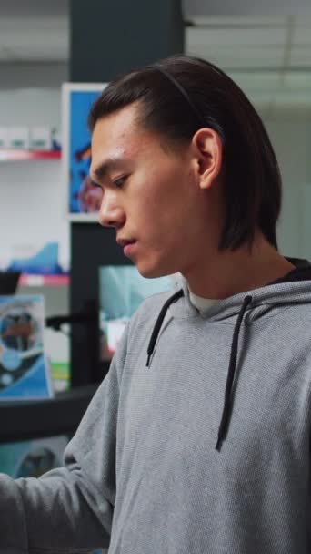 Вертикальне Відео Азійські Клієнти Перевіряють Коробки Таблеток Полицях Аптеки Дивляться — стокове відео