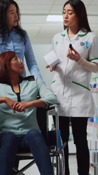 Vídeo Vertical Cuidador Mulher Cadeirante Perguntando Farmacêutico Sobre Pílulas Medicamentos — Vídeo de Stock