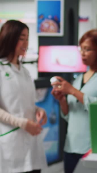 Vídeo Vertical Mujeres Analizando Cardiología Plls Box Farmacia Farmacia Dando — Vídeo de stock