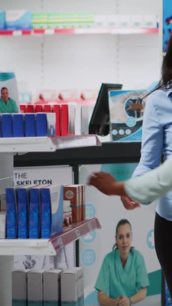 Vídeo Vertical Mujeres Asiáticas Hablando Medicamentos Farmacia Especialista Dando Caja — Vídeo de stock