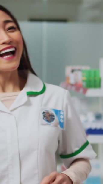垂直录像 女专家在医疗零售店解释药房传单 为寻找处方药和保健品提供建议 看维生素和药物的年轻人 — 图库视频影像