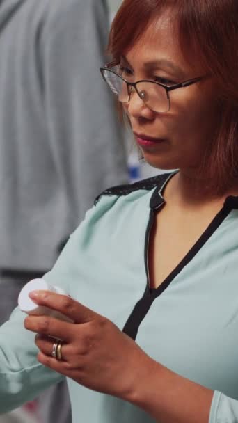 Vídeo Vertical Cliente Femenino Mirando Las Cajas Píldoras Cardiológicas Para — Vídeo de stock