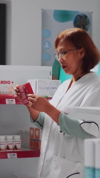 Vertikal Video Kvinnliga Farmaceuter Arrangerar Läkemedel Butikshyllorna Förbereder Sig För — Stockvideo