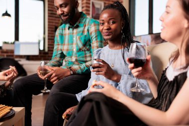 Mutlu, mutlu, mutlu Afrikalı Amerikalı bir kızın sosyal hayatın tadını çıkarmasının yatay görüntüsü. Arkadaşlarında, arkadaşlarında, evinde, evinde, evinde, evinde, partisinde, buluşmasında, buluşmasında..