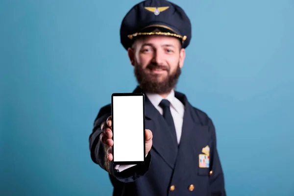 白い画面を閉じてスマートフォンを示す飛行機のパイロットは コピースペースと携帯電話の広告製品のモックアップ 平面キャプテンは アプリのプロモーション広告のための空のディスプレイと電話を保持 — ストック写真