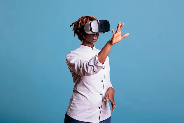 African American Κορίτσι Εστιατόριο Εργαζόμενος Φορώντας Γυαλιά Εικονικής Πραγματικότητας Για — Φωτογραφία Αρχείου