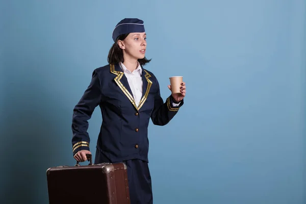 Profesyonel Uçuş Üniformalı Bir Hostes Geç Kalıyor Bavul Taşıyor Havaalanında — Stok fotoğraf