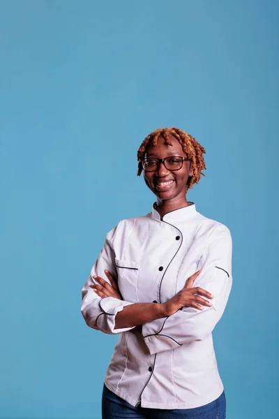 Afro Amerikaanse Professionele Vrouwelijke Chef Kok Poseren Wit Uniform Studio — Stockfoto