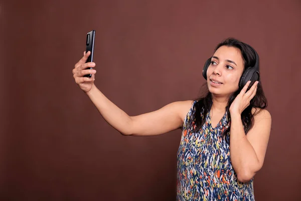 Mulher Indiana Fones Ouvido Conversando Reunião Line Smartphone Conversando Teleconferência — Fotografia de Stock