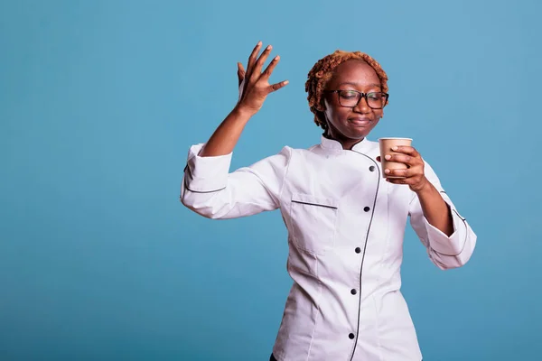 Кухонный Работник Наслаждается Чашкой Кофе Перерыве Профессиональная Африканская Плита Наслаждающаяся — стоковое фото