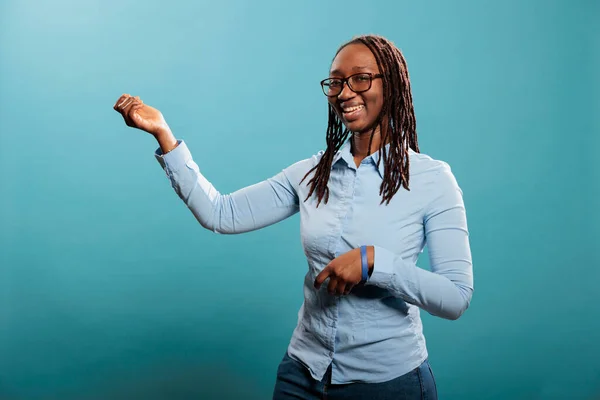Vrolijk Vriendelijke Afrikaanse Amerikaanse Vrouw Spelen Luchtgitaar Terwijl Een Blauwe — Stockfoto