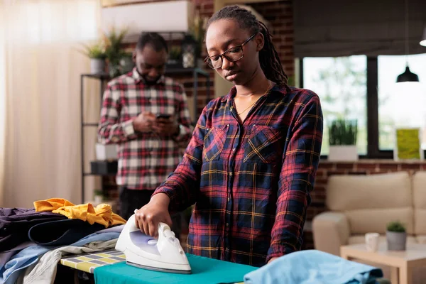 Üzgün Afro Amerikalı Kadın Evde Kıyafetlerini Ütülüyor Hanımı Işleriyle Ilgileniyor — Stok fotoğraf
