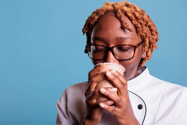 Succesvolle Vrouwelijke Chef Kok Die Koffie Drinkt Keukenuniform Terwijl Hij — Stockfoto