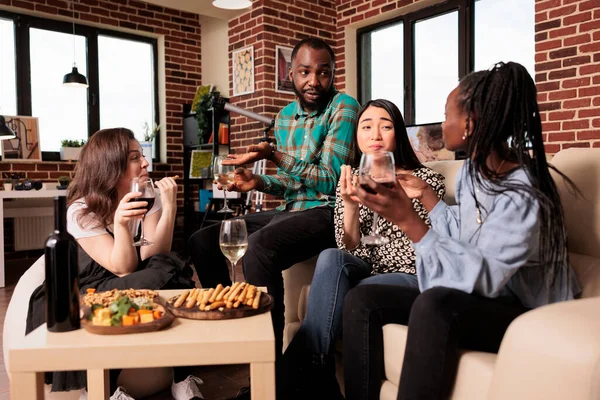 Amigos Culturalmente Diversos Conversando Conversando Uns Com Outros Bebendo Vinho — Fotografia de Stock
