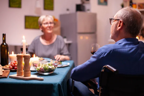 Behinderter Mann Mit Weinglas Rollstuhl Beim Festlichen Abendessen Fröhlich Fröhliches — Stockfoto