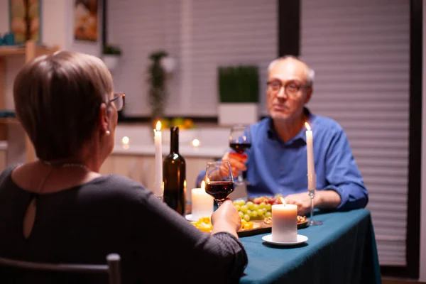 Frau Beim Romantischen Abendessen Mit Ehemann Der Küche Abend Bei — Stockfoto