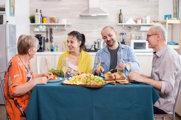 Madre Figlia Sorridono Mentre Pranzano Cucina Con Famiglia Uomo Anziano — Foto Stock