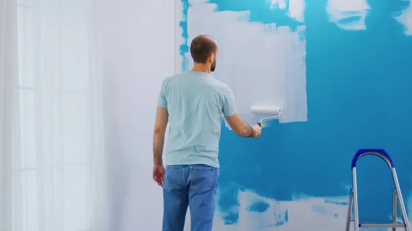 Duvar Mavisi Boyayı Beyaz Boyayla Kaplıyor Paten Fırçası Kullanıyor Tamirat — Stok fotoğraf