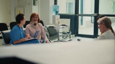 Servikal köpük yakalı yaralı hasta. Hemşireyle röntgen taraması yapıyor. Boyun kırığı ve yaralanma hakkında konuşuyor. Kemik radyografi sınavı sonuçlarına bakıyorum ve fiziksel iyileşme üzerinde çalışıyorum..