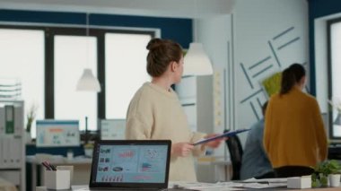 Sıradan bir kadın, çalışma masasında duran bir iş yazılımı olan ve dizüstü bilgisayarının önünde çizelgeleri olan bir kağıt bulmak için iş arkadaşından yardım istiyor. İş arkadaşlarıyla ofis satışları hakkında konuşuyorlar..