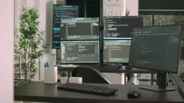 Uçbirim penceresi ve yapay zeka programlama kodlarını gösteren birden fazla monitörlü bir masa. Boş yazılım geliştirme bürosu sunucuları ile bulut hesaplama, html betiği.