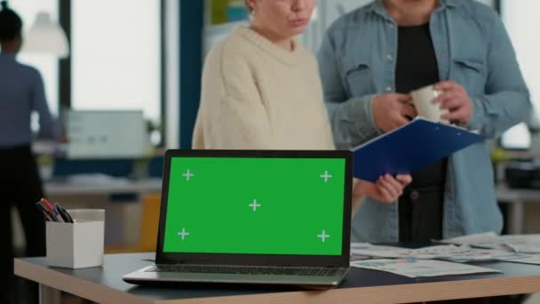 Laptop Computer Green Screen Desk Front Startup Colleagues Talking Sales — Αρχείο Βίντεο