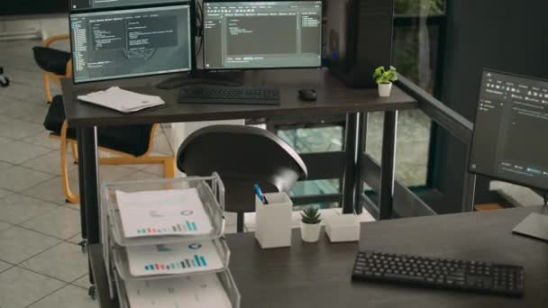 计算机监视器在空的代理办公室中显示解译代码 安全系统在后台编译数据算法 数据室的人工智能服务器云计算 — 图库视频影像