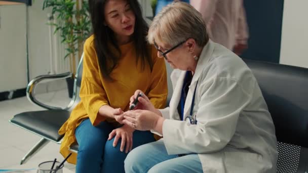 당뇨병 환자가 기기와 상담하고 인슐린 검사에서 수치를 측정하는 아시아 환자입니다 — 비디오