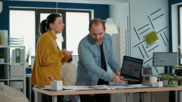 Startup Office Worker Explaining Sales Startegy New Employee Using Laptop — ストック動画