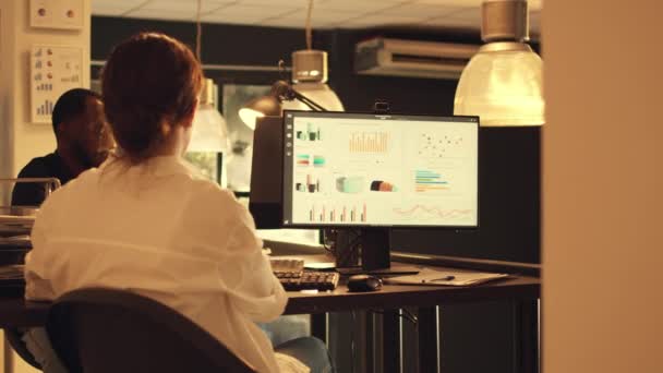 Ofis Çalışanı Bilgisayardaki Finansal Hisseleri Analiz Ediyor Rapor Hazırlamak Posta — Stok video