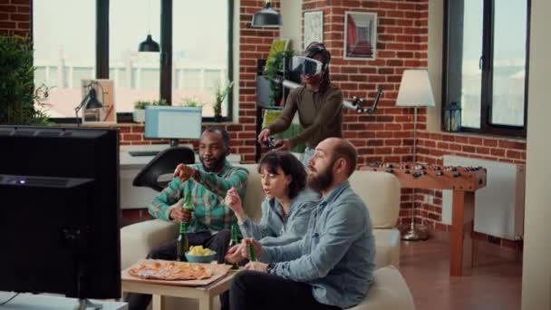 非洲裔美国女性使用Vr耳机玩在线视频游戏 在与朋友聚会时使用虚拟现实眼镜享受游戏竞争 游戏玩得开心 — 图库视频影像