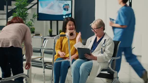 Ältere Patientin Mit Halsbandspange Die Mit Dem Arzt Rücksprache Hält — Stockvideo