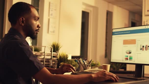 Trabajador Afroamericano Analizando Datos Empresa Computadora Para Planificar Investigación Presentación — Vídeos de Stock