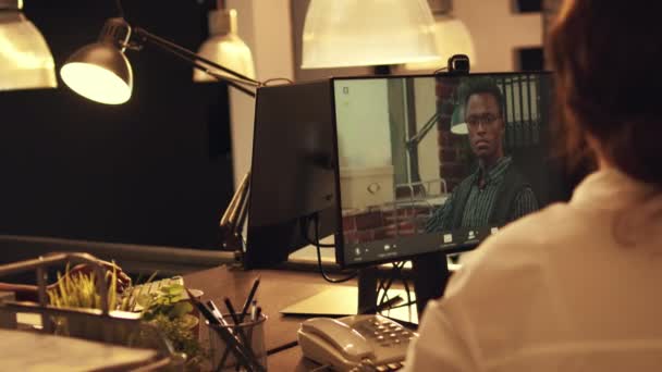 Freelancer Conversando Com Homem Videoconferência Remota Usando Webcam Computador Para — Vídeo de Stock