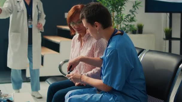 Медсестра Яка Вимірює Рівень Інсуліну Глюкометра Проводить Обстеження Хворих Діабет — стокове відео