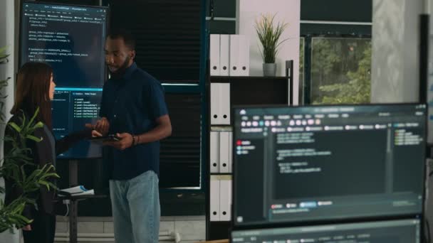 软件程序员在大屏幕和平板电脑上谈论算法 分析Html脚本语言 系统工程师小组讨论终端窗口数据库 服务器接口 — 图库视频影像