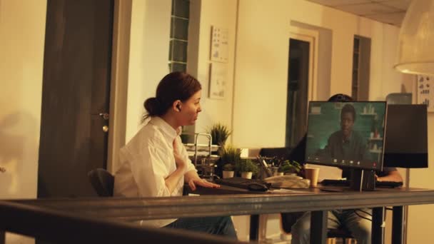 Kadın Çalışan Bir Adamla Online Webcam Konferansında Konuşuyor Bilgisayarla Arkadaşıyla — Stok video