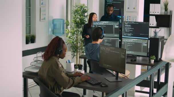 アフリカ系アメリカ人のソフトウェアエンジニアがコンピュータの画面上で作業し オフィスに入力します ターミナル ウィンドウ上の新しいサーバー インターフェイスを使用して アルゴリズムでコードを書くデータベース プログラマ — ストック動画