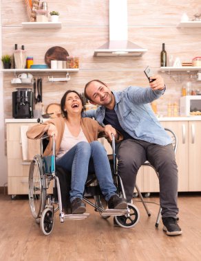 Sevgilisi mutlu ve engelli karısıyla selfie çekiyor. Engelli, engelli, yürüme engelli bir kadın kazadan sonra entegre oluyor..