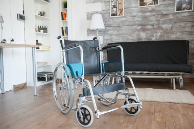 Huzurevinde yürüyen engelli hastaların taşınması için tekerlekli sandalye. Özel bakım evindeki odada hasta yok. Terapi desteği yaşlı ve engelli yürüme engelli