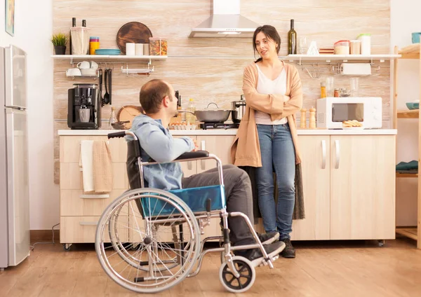 Homem Deficiente Cadeira Rodas Passar Tempo Com Esposa Cozinha Deficiente — Fotografia de Stock