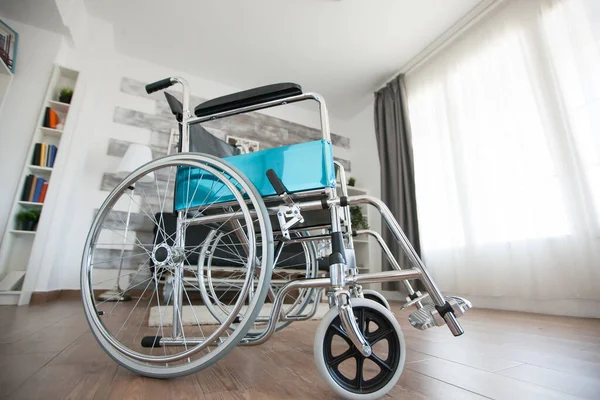휠체어는 장애가 환자들을 병실에 요양원에 환자는 없어요 은연로 장애가 장애를 — 스톡 사진